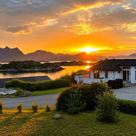 Scenic Lofoten Fjord View Aurora & Midnight Sun * Vestvagoy